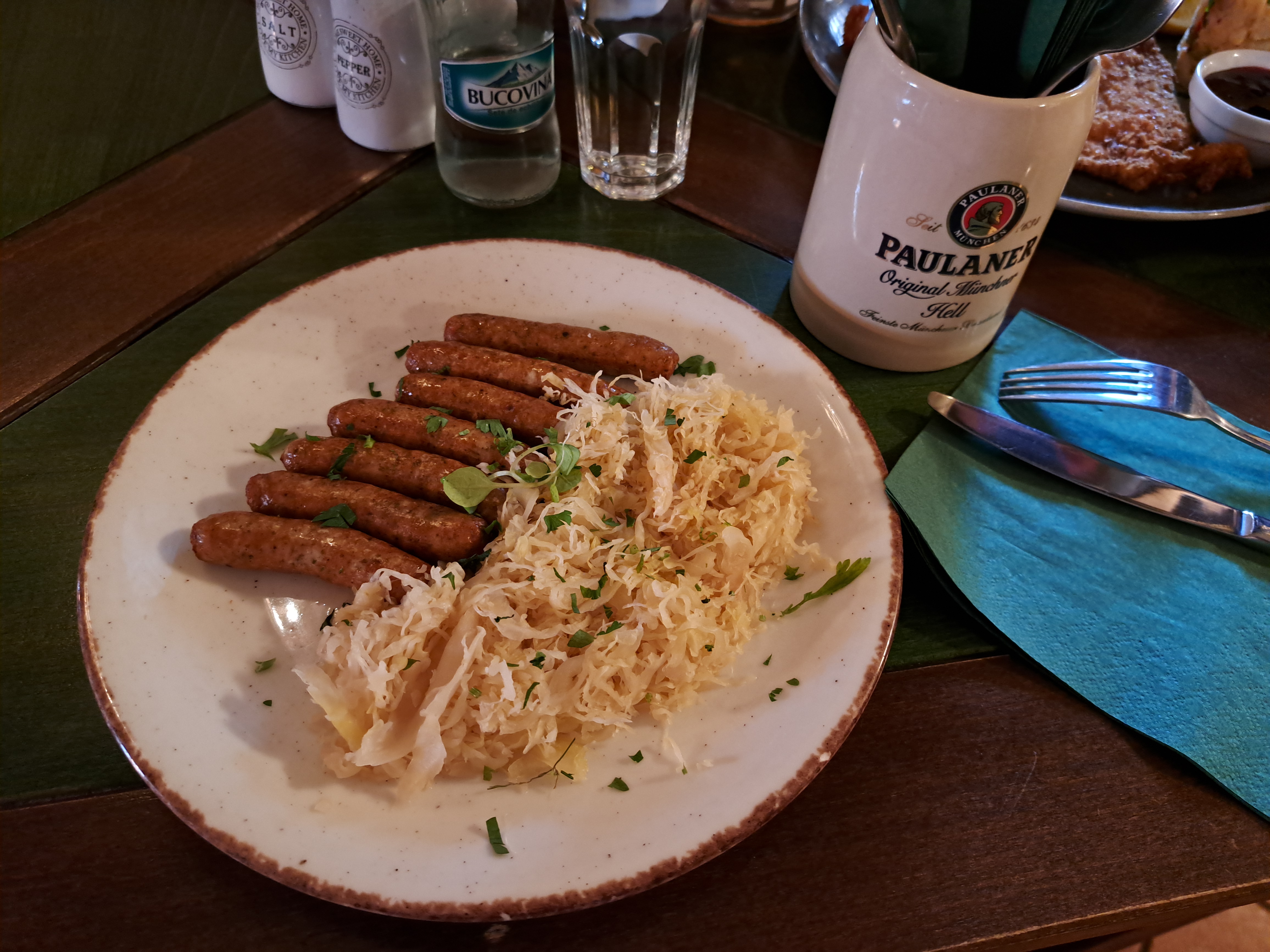 „Au înnebunit cârnații” (microficțiune)